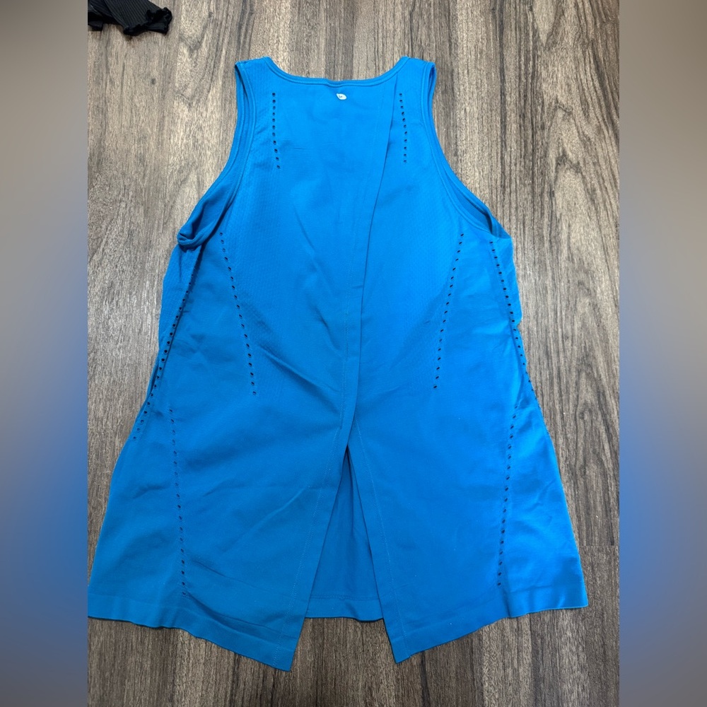 Small workout top - Picture 2 of 2